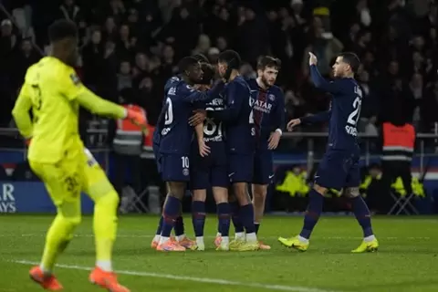 باريس يقسو على رين بخماسية ويواصل مطاردة لانس على صدارة الدوري الفرنسي